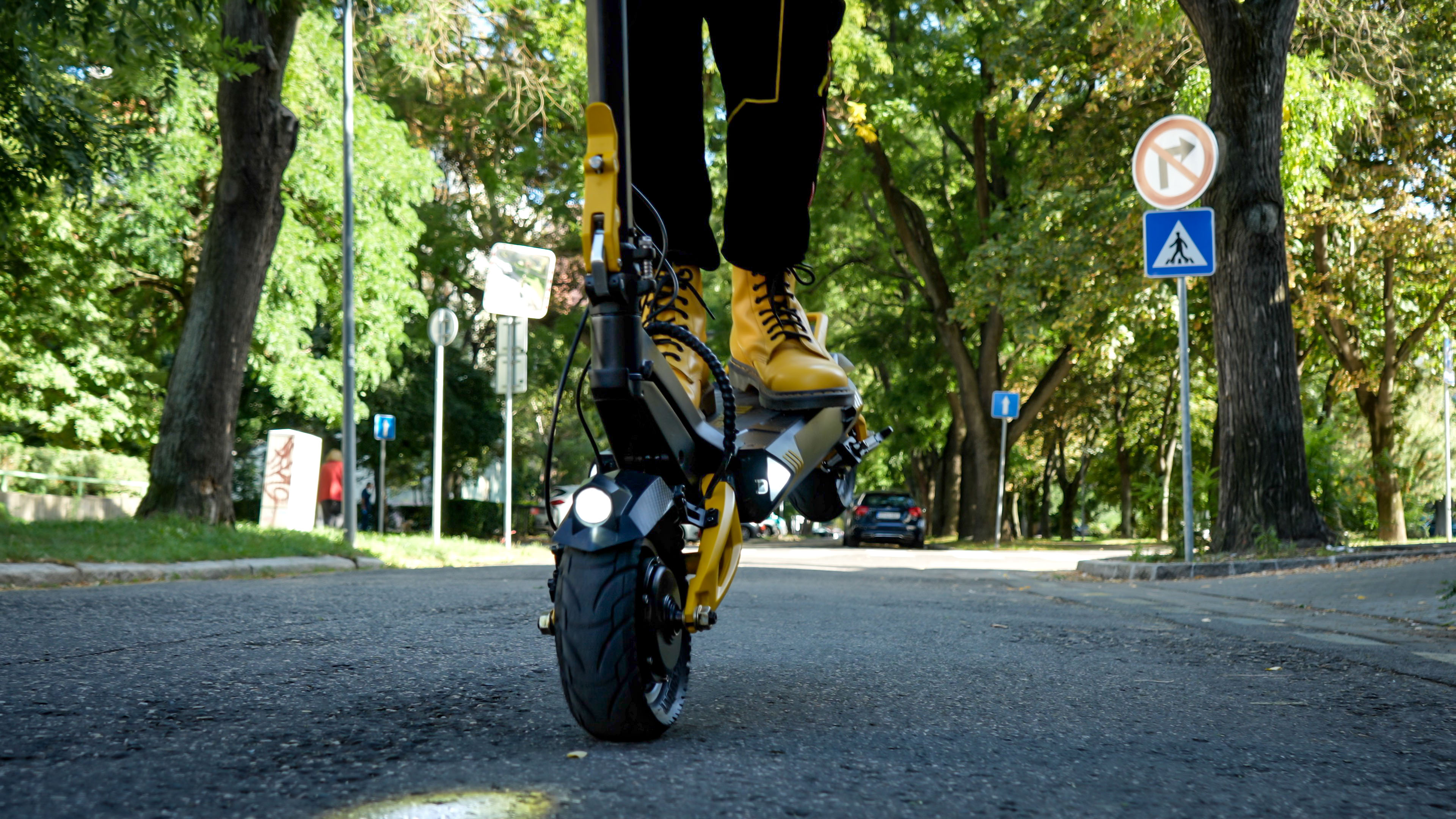 Brzdenie na prednom kolese elektrickej kolobežky