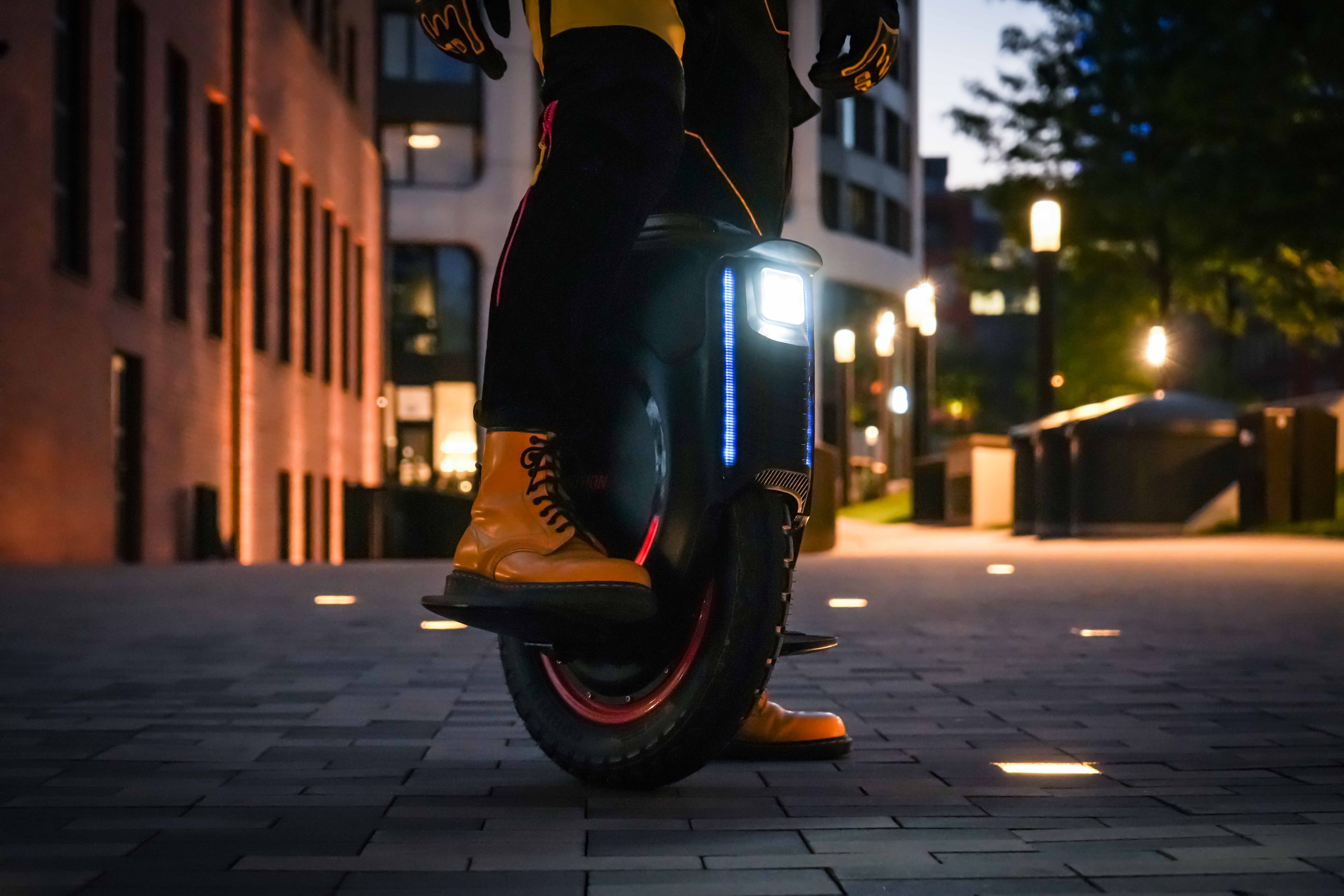 Rozsvietená elektrická jednokolka InMotion V12HT