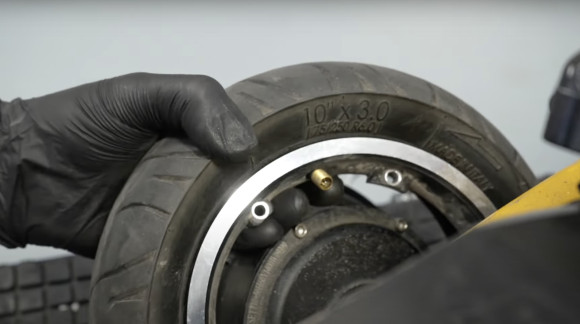 Návod: Oprava defektu na elektrickej kolobežke Vsett 10+