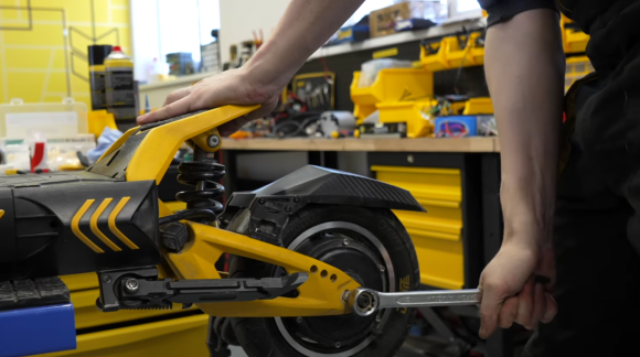 Oprava defektu na elektrickej kolobežke Vsett 10+